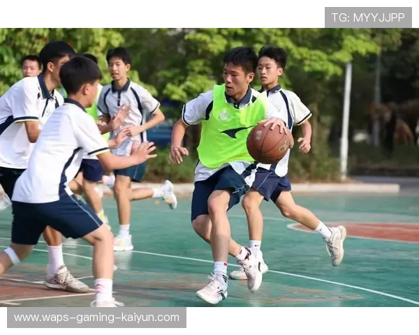 篮球少年运球太骚被队友羡慕:那些年我们追逐的炫技瞬间